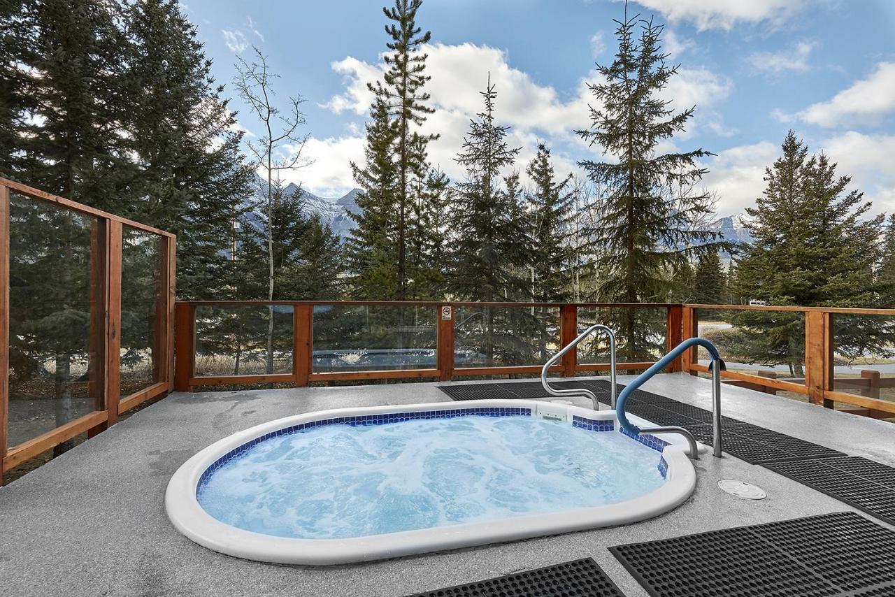 캔모어 Mountain View Escape With Open Hot Tub, Views!! 빌라 외부 사진